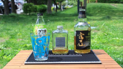 ウッドテーブルが汚れない！ キャンプでのバーマット活用術