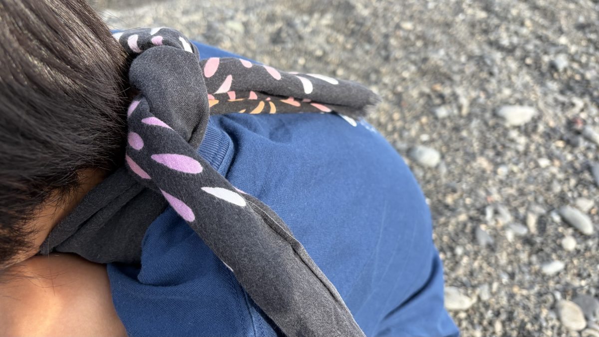 手ぬぐいを首に巻く