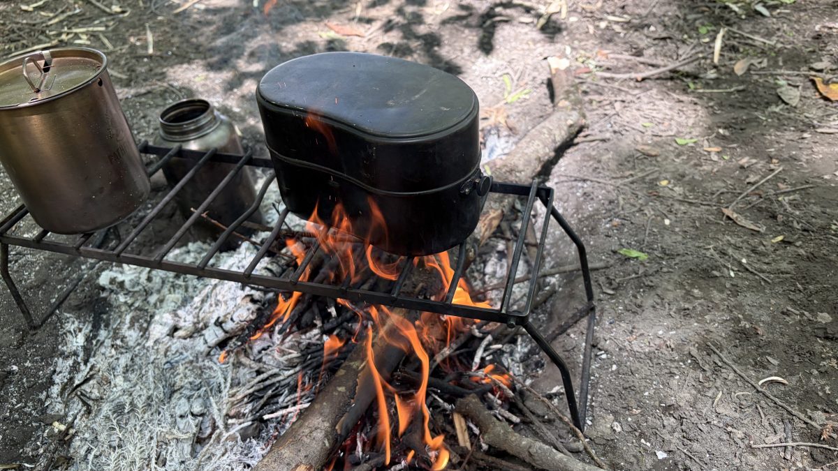 焚き火でご飯を炊く