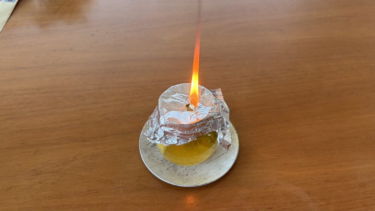 燃焼中の廃油キャンドル