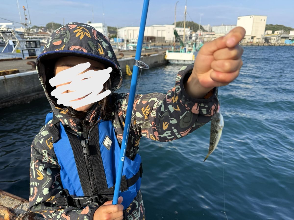 クサフグを釣る次男