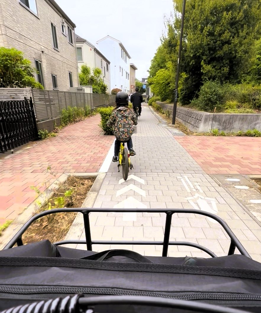 子どもは両親の間を走らせる
