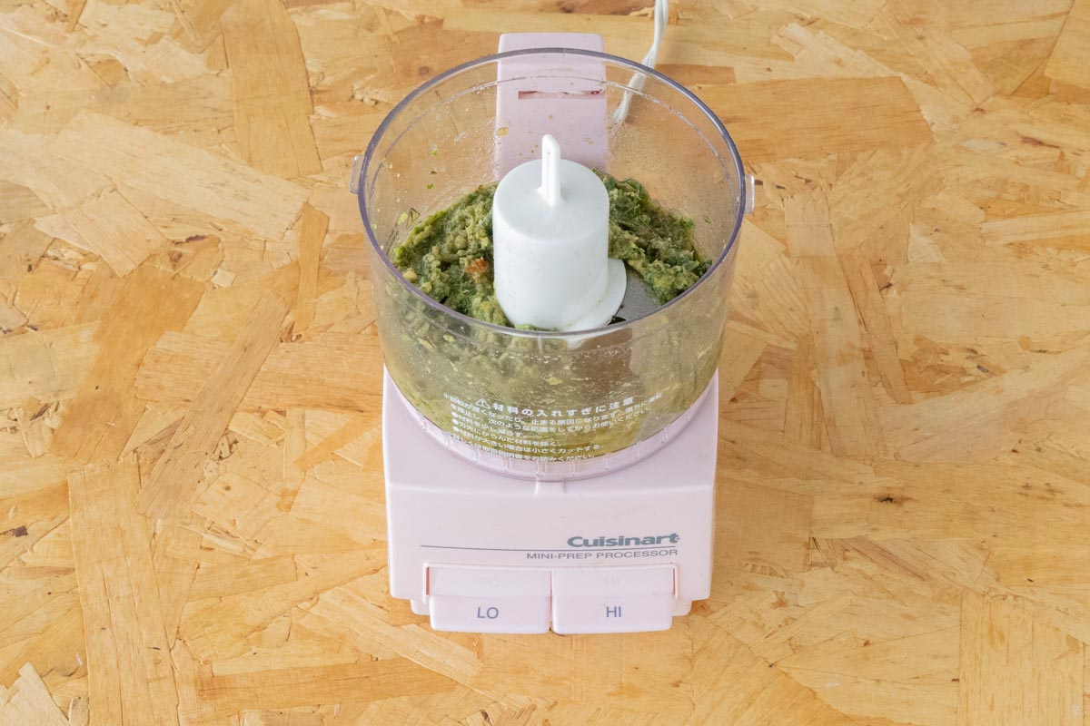 材料をフードプロセッサーでかくはんする