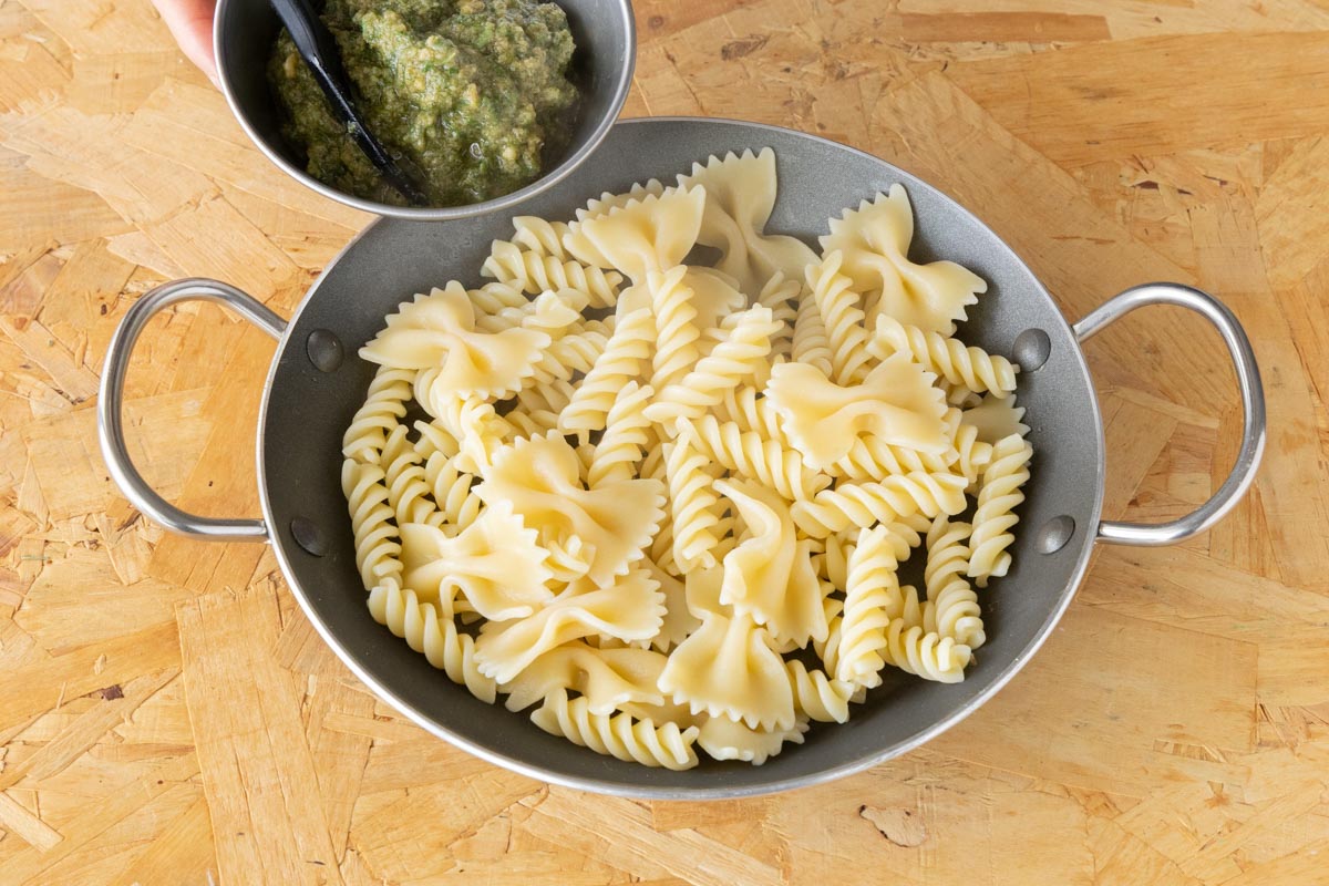 ゆで上がったパスタにジェノベーゼソースを和える