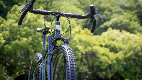 UMAの出現が相次ぐ荒野で発見された「謎の自転車」の正体とは…？試乗して分かった魅力をレビュー！
