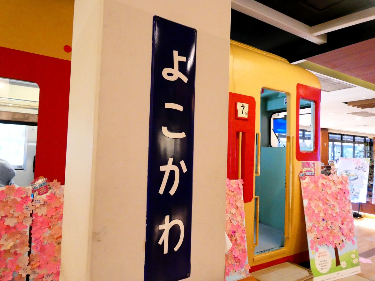 店内に置かれた古い電車