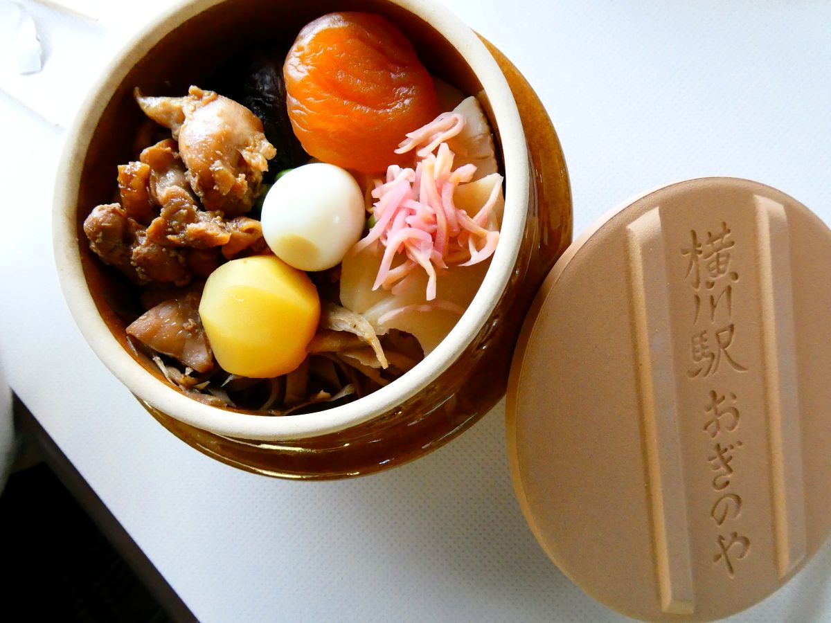 おぎのやの「峠の釜めし」