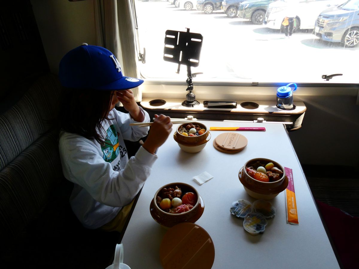 キャンピングカーで食事
