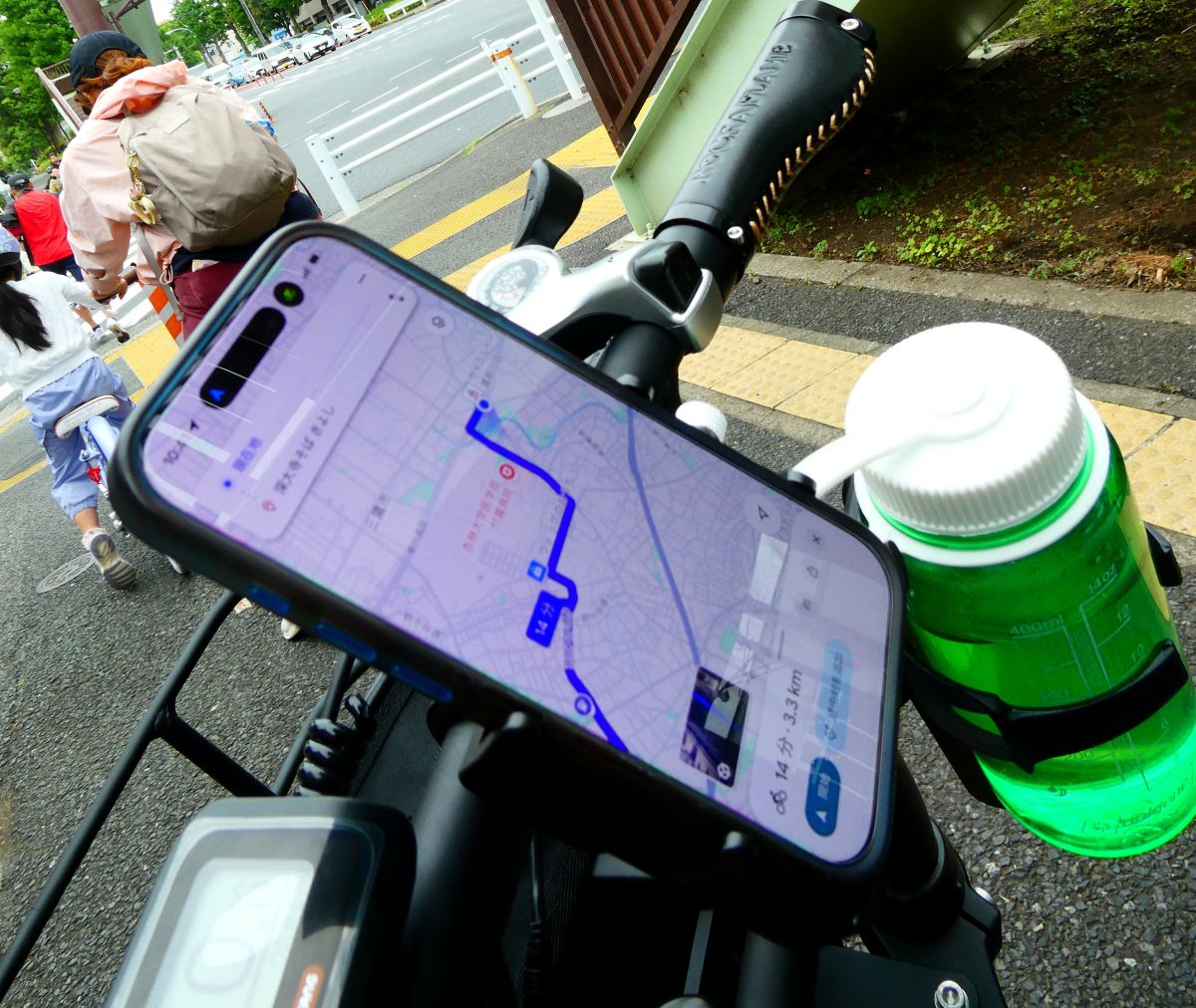 地図アプリを表示するスマホ