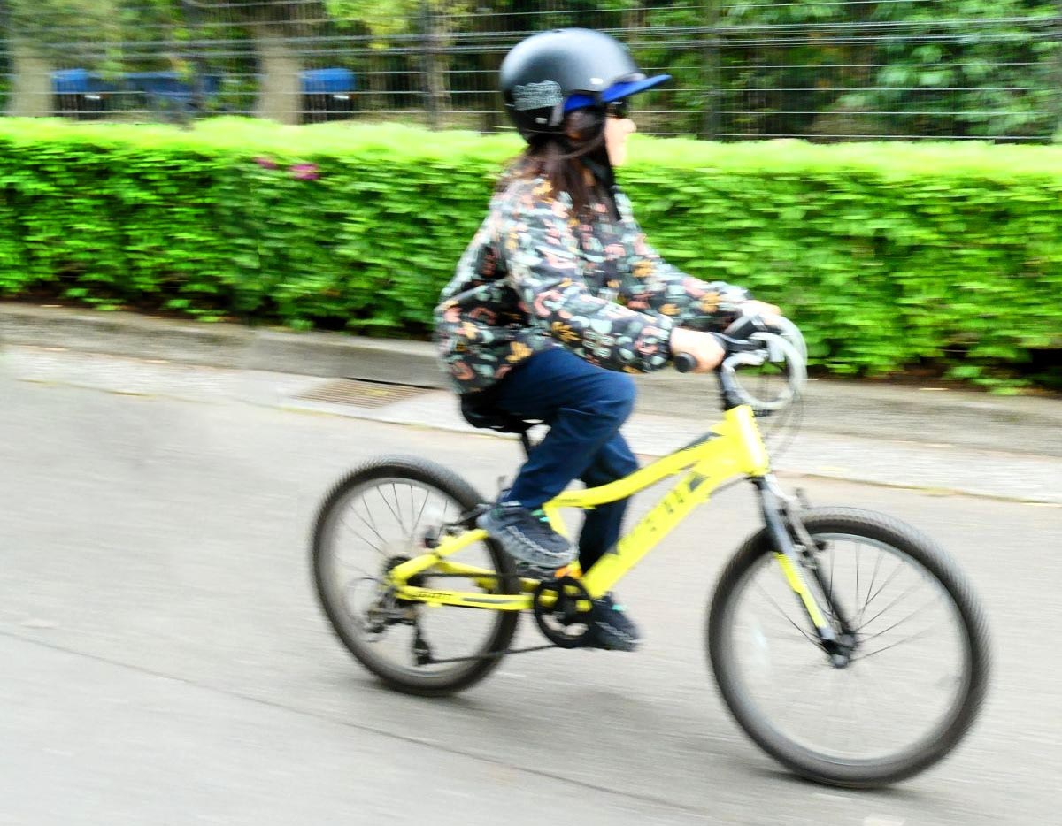 自転車に乗る筆者の次男