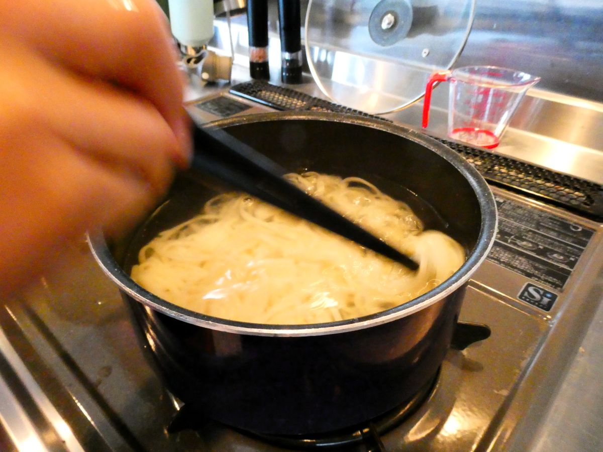 うどんを茹でる