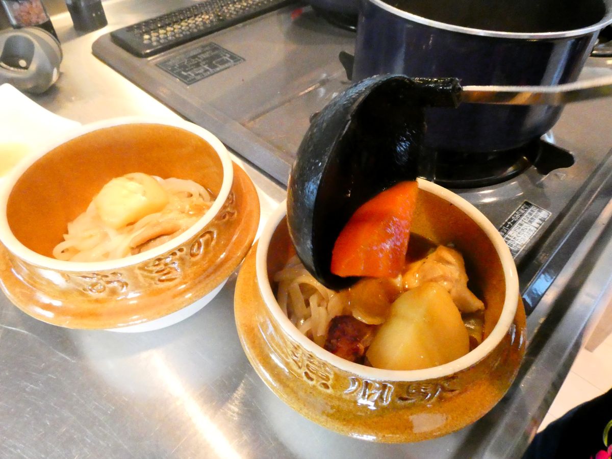 材料を釜に入れる