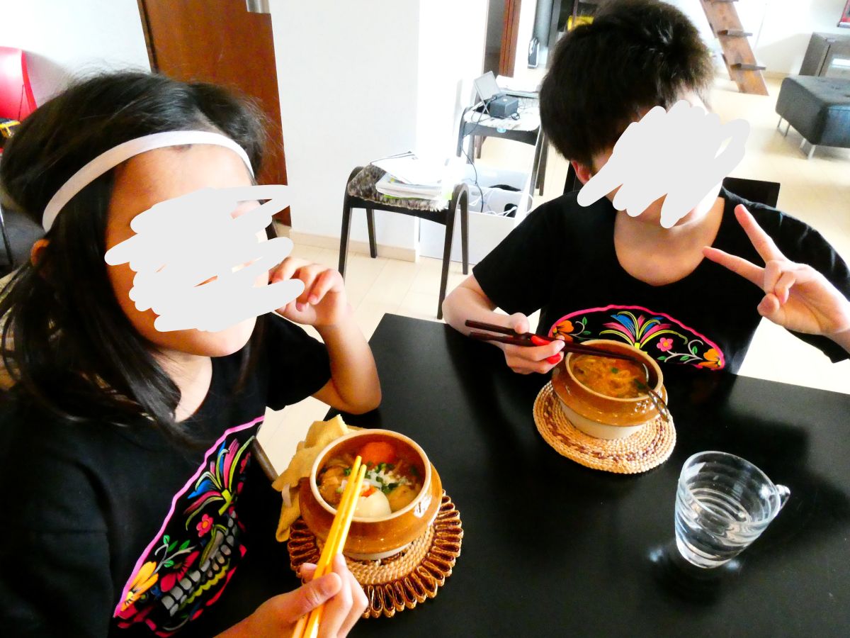 釜めしクッキングを楽しむ筆者の息子たち