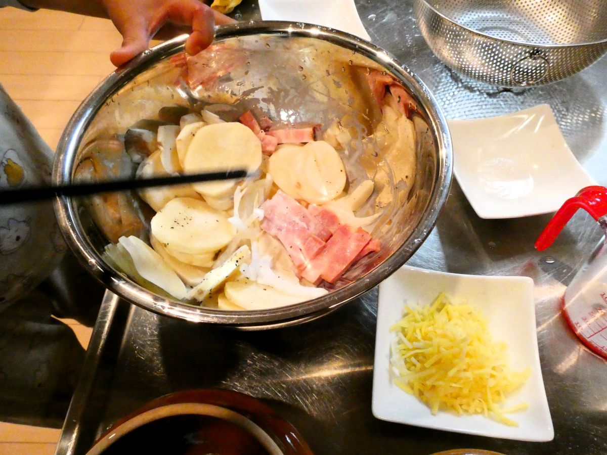 ボールに材料を入れて混ぜ合わせる