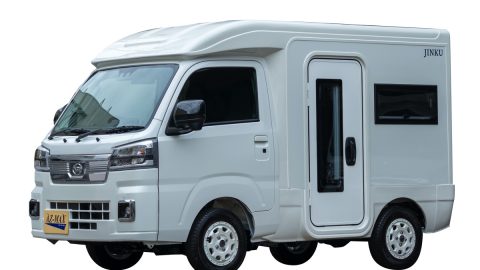 軽キャンピングカー「JINKU」はポップアップルーフがないぶん高い断熱性能と買いやすい価格を実現！