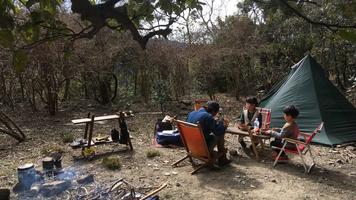 山中でのキャンプの様子。