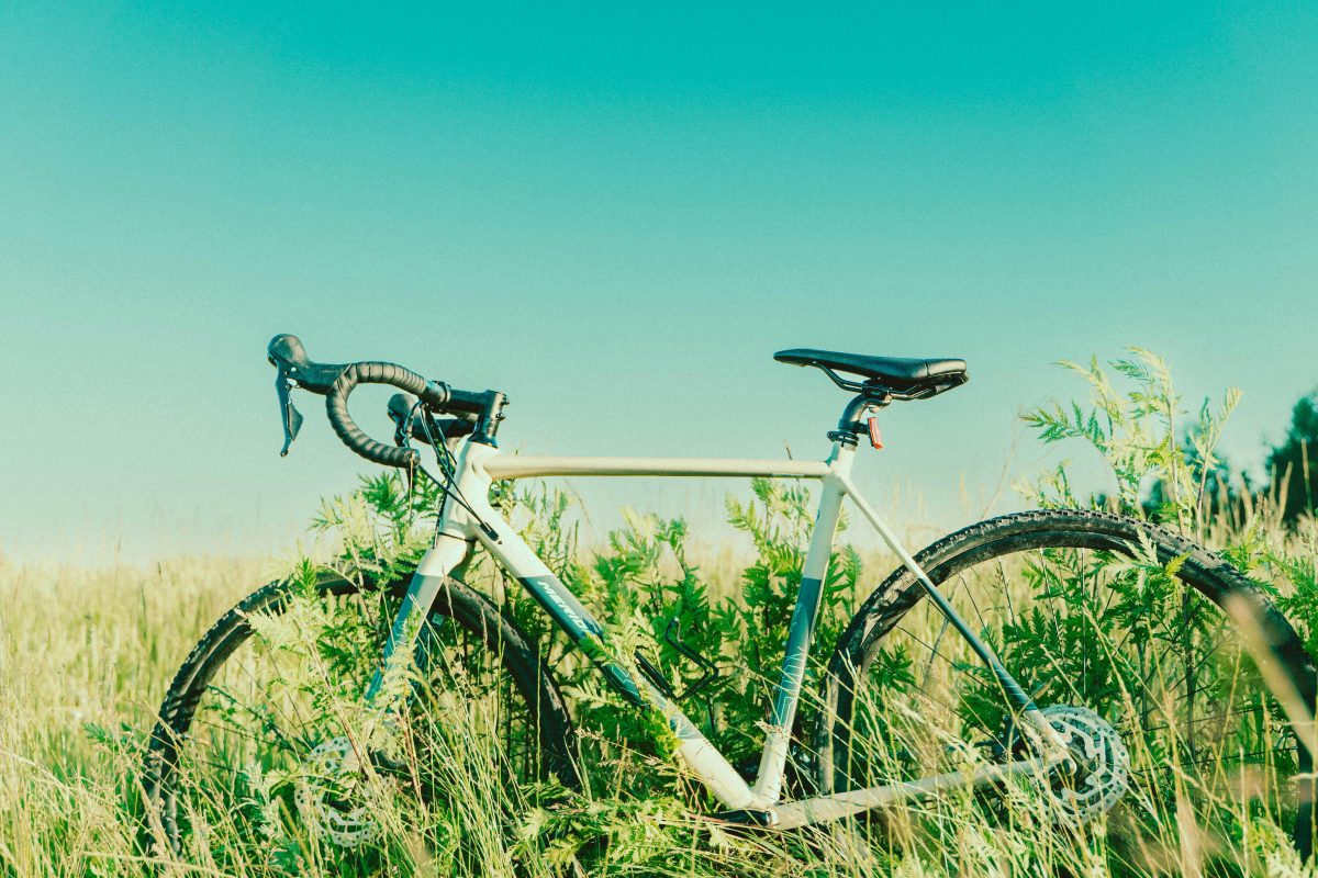 草むらに止めた自転車