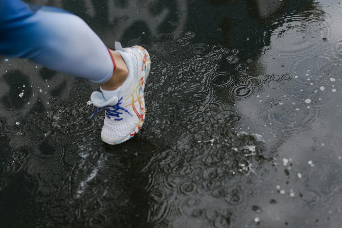 雨の中走る人の足元