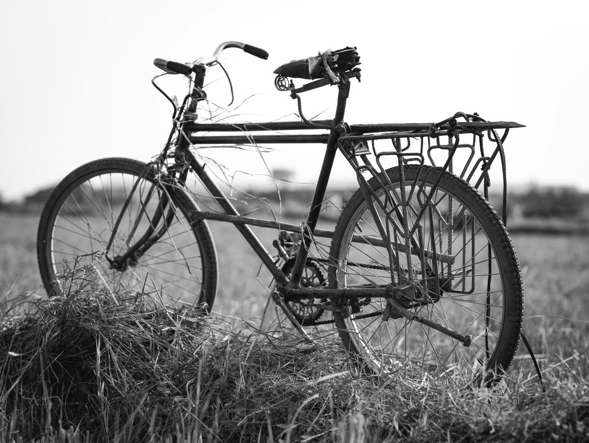 自転車のモノクロ写真