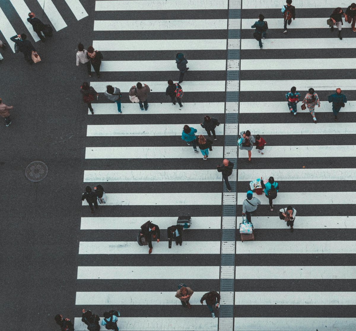 横断歩道を渡る人々
