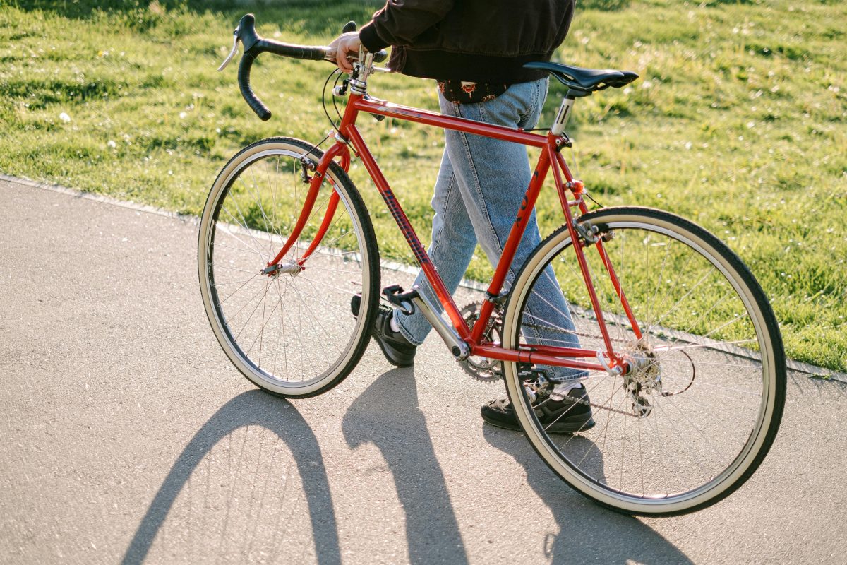 赤い自転車をおす人