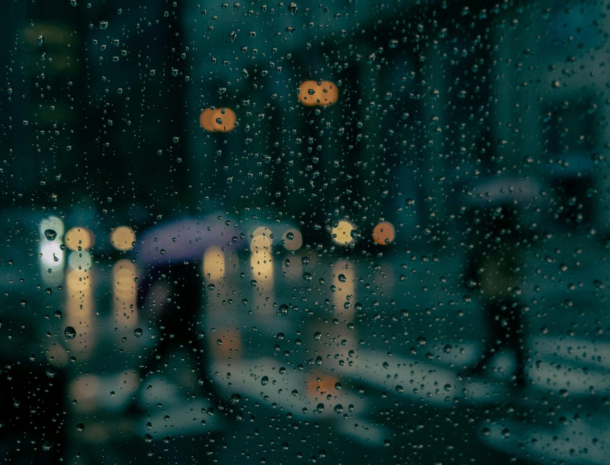 雨が降る街