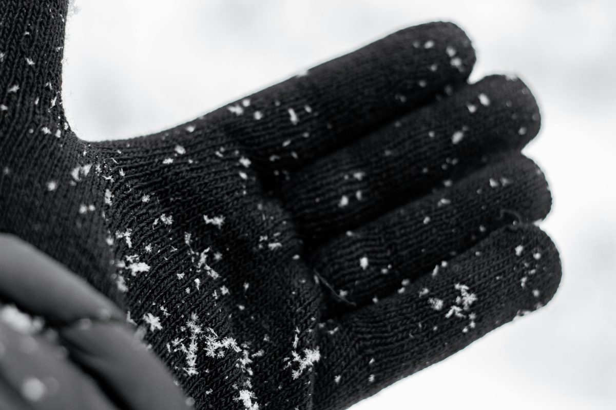 雪の付いた黒い手袋
