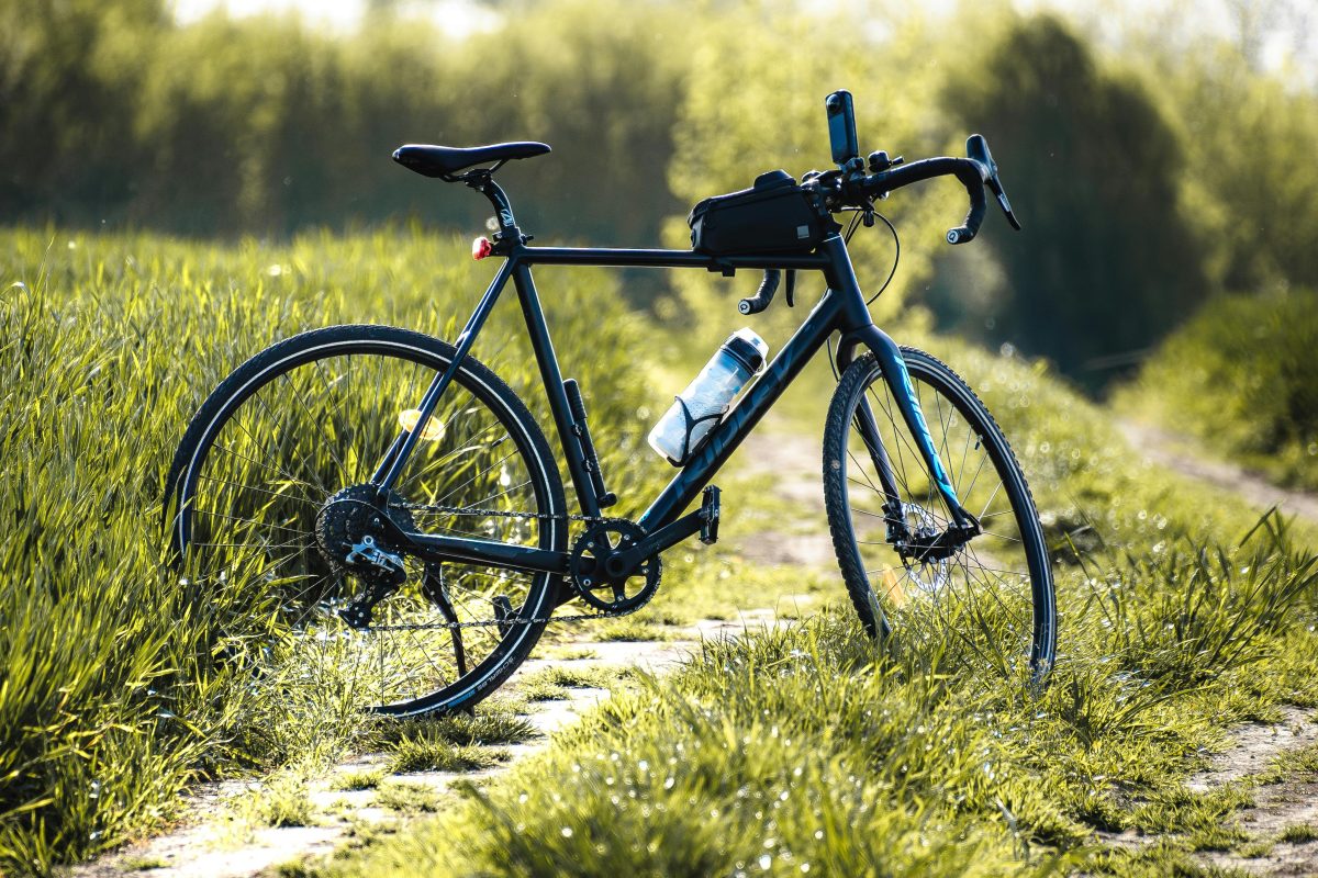 草むらに止めた自転車