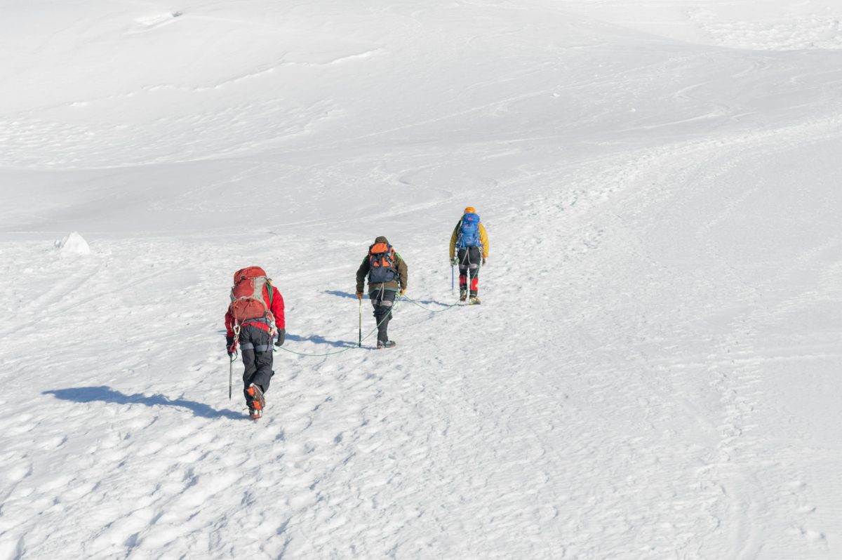 雪山を登る人々