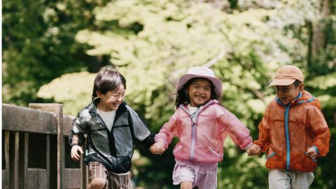 「シーブリーズ」の涼しさと虫よけ加工を備えたパーカー、ハット、タオルが登場！親子での夏の外遊びを快適に