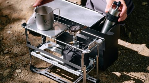 トウキョウクラフトの新ギアは、コンパクトでスタイリッシュなキッチンボックス＆ケトル。キャンプの調理時間を軽やかに
