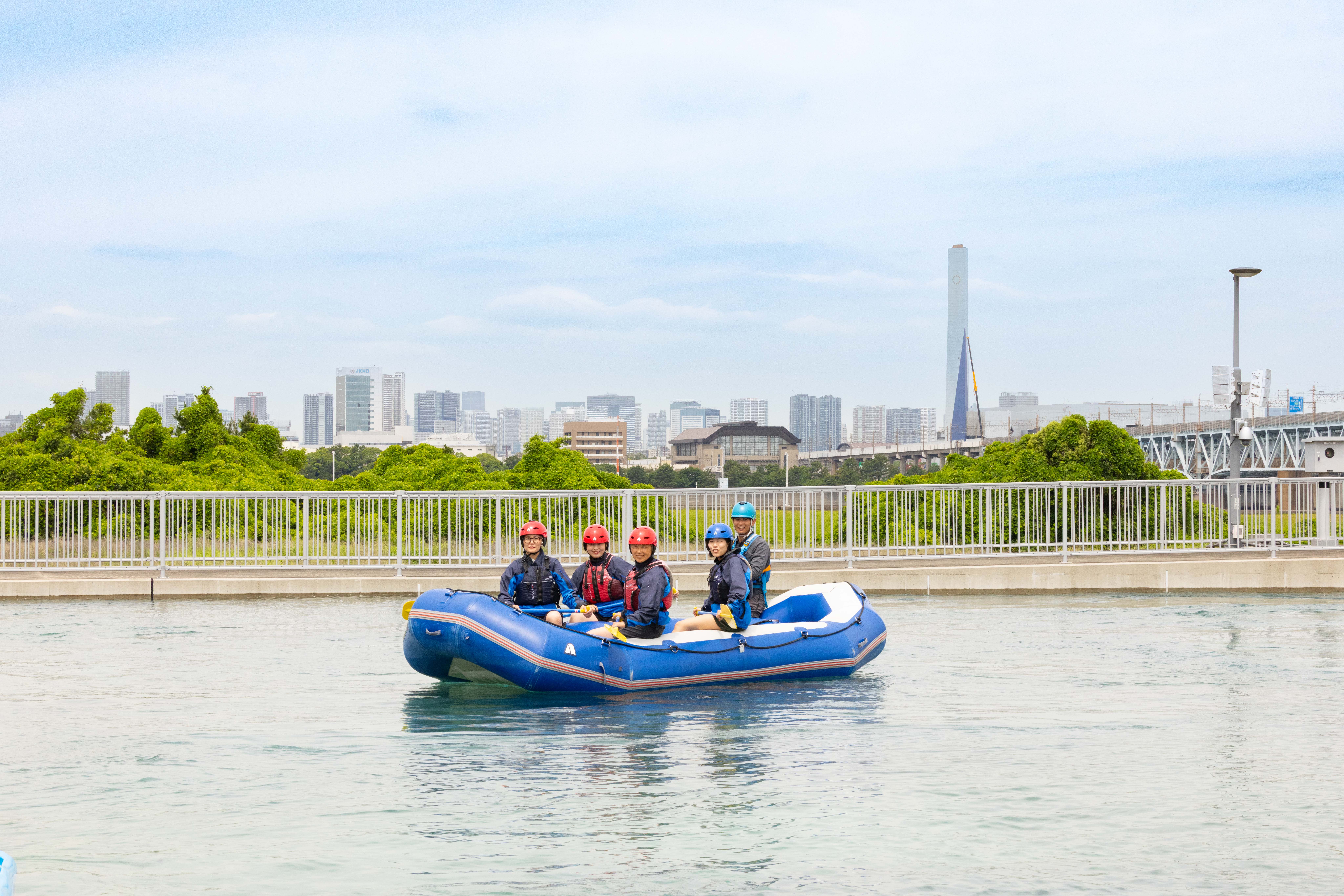 ビルを望む東京オリンピックの激流コース！「カヌー・スラロームセンター」でラフティングしてみた