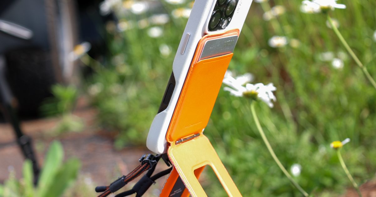 MOFT の「8-in-1多機能スタンド」がアウトドアで大活躍！ボロボロになるまで使い倒して2代目に突入っ～