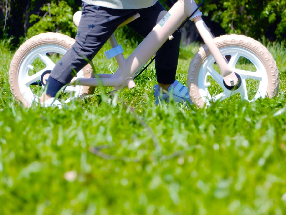 キックバイクに乗る子供