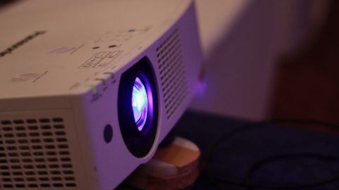 アウトドアを100倍楽しむ！小型プロジェクターおすすめアイテムをゲット！