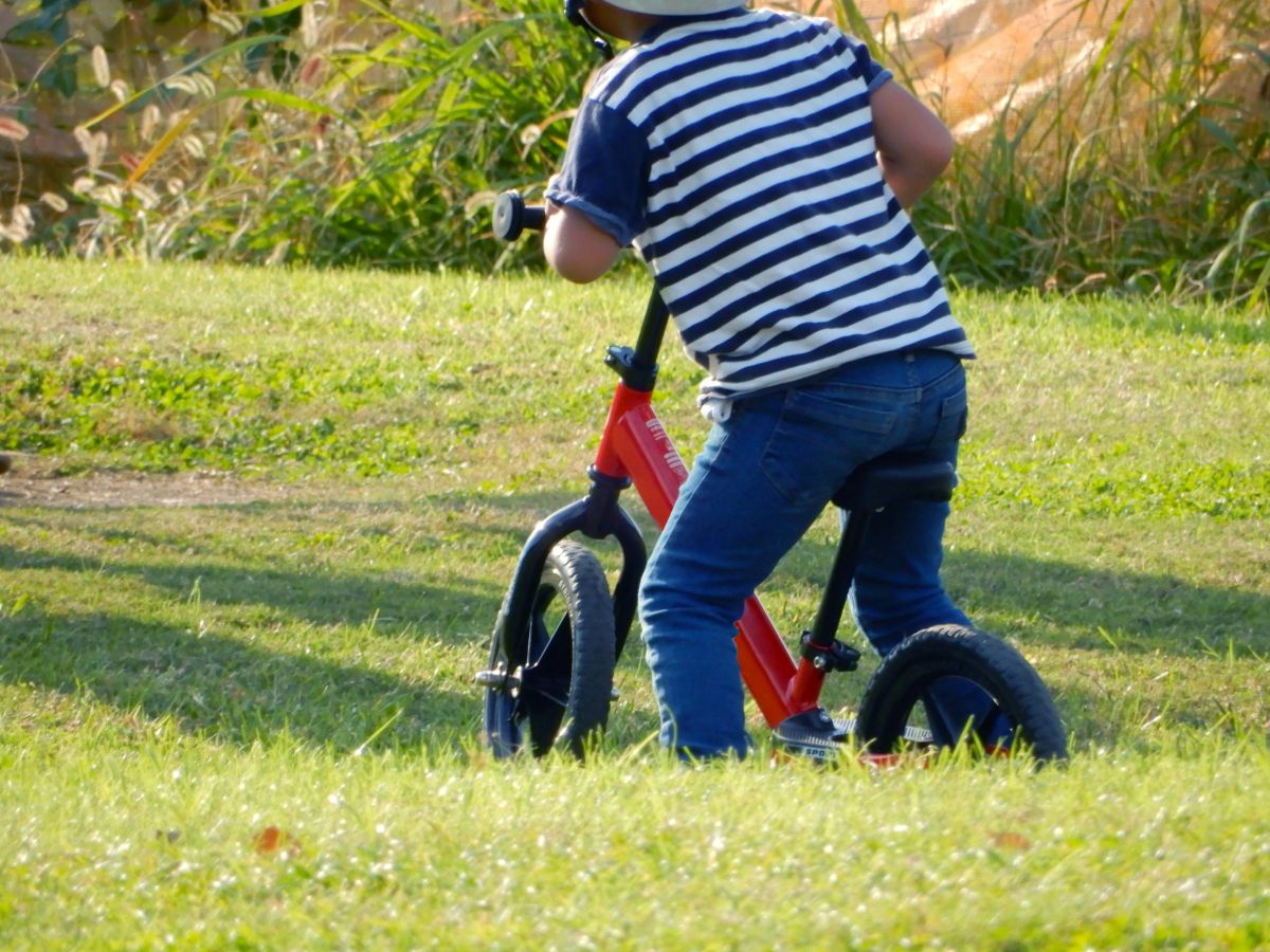 公園でキックバイクの練習をしている様子。