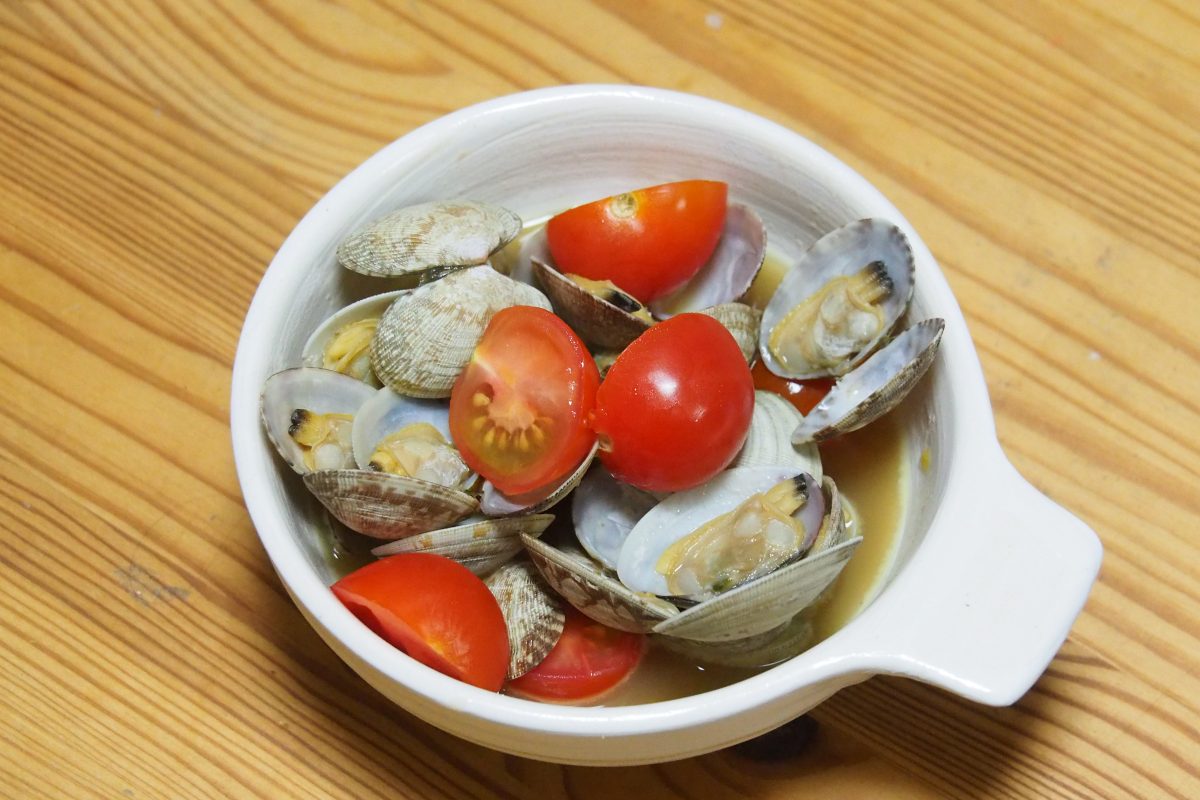 あさりとミニトマトの白ワイン蒸し
