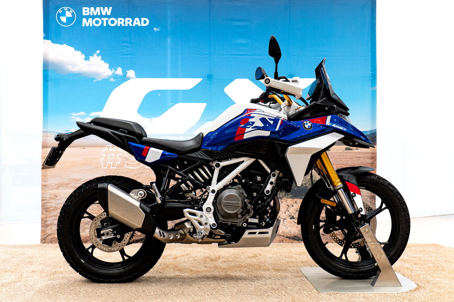 BMW Motorrad が新型「F 450 GS」を国内初披露！ 日常からレジャーまで使い勝手の良いエントリーGSモデル