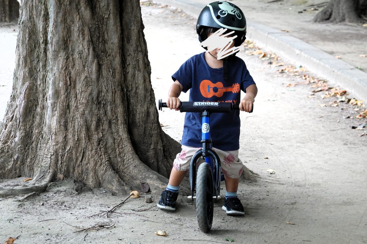キックバイクに乗る次男