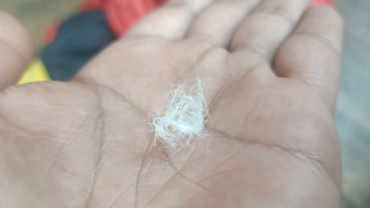 手のひらにのせたダウンボール。
