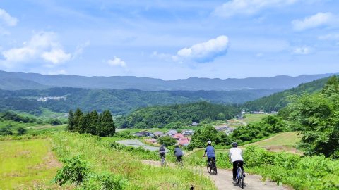 暑い夏こそ涼しい雪山エリアへ！長野県野沢温泉村の絶景アウトドア＆ローカル旅が楽しい【編集部ブッシュ早坂のオススメ旅】