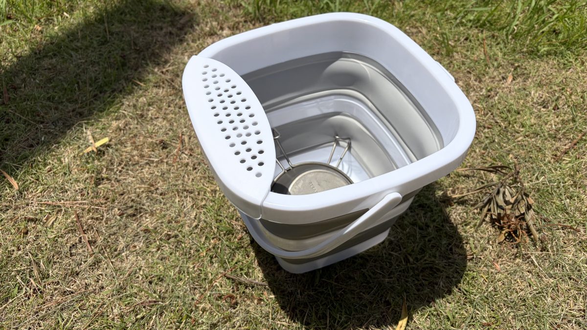 バケツに食器をいれた様子