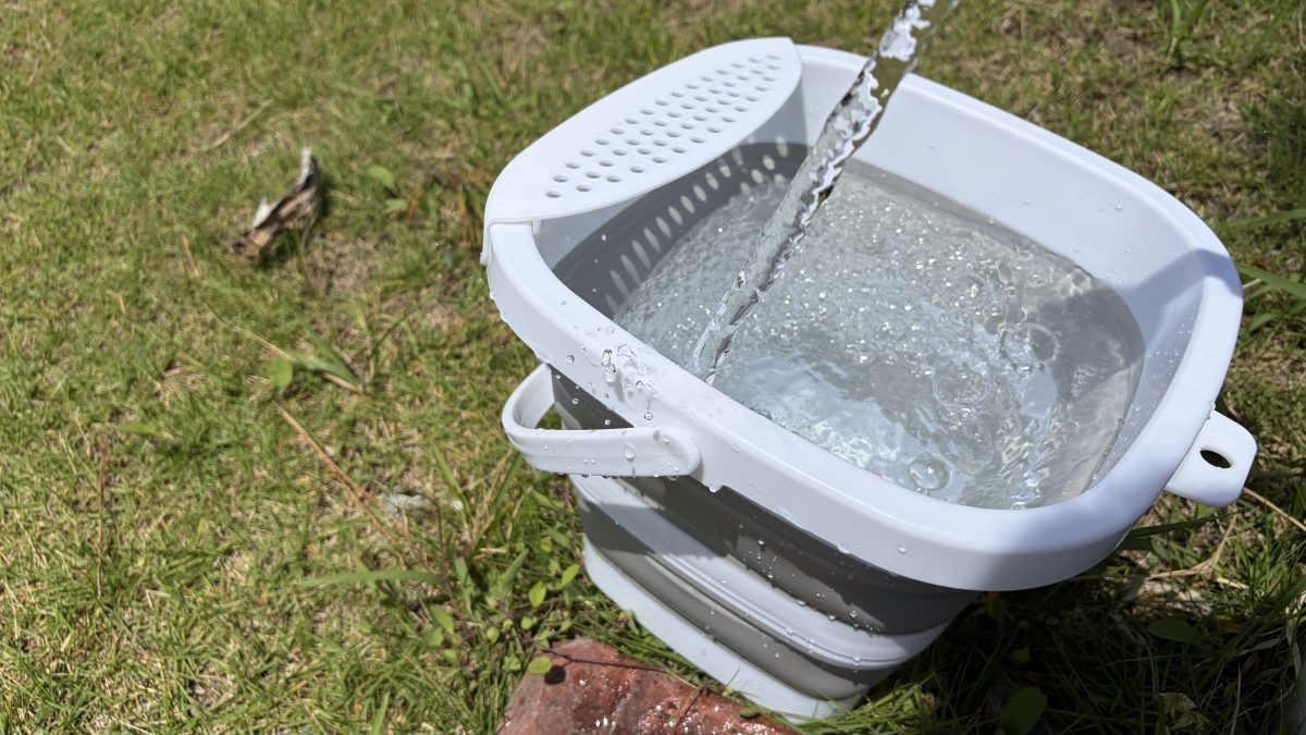 バケツに水を入れている様子