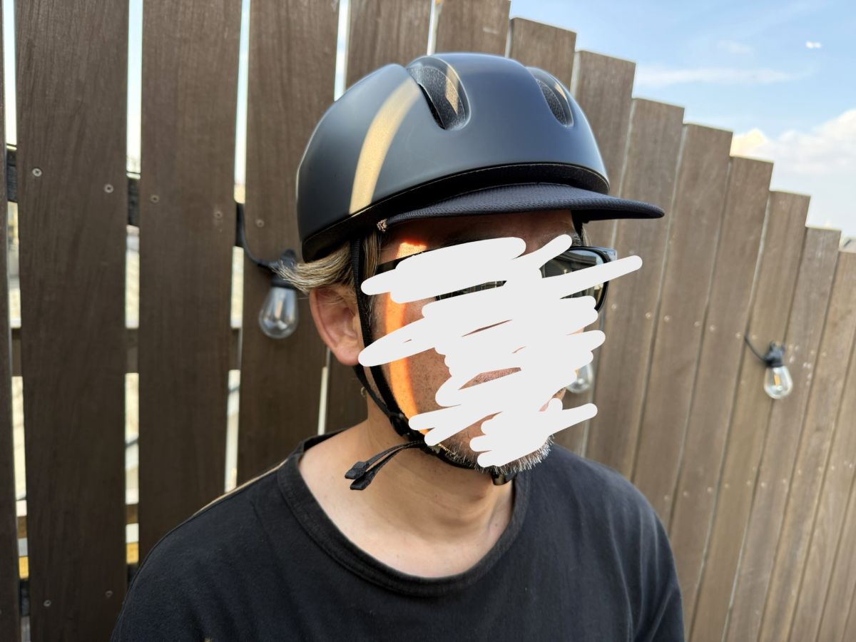 ヘルメットをかぶる夫