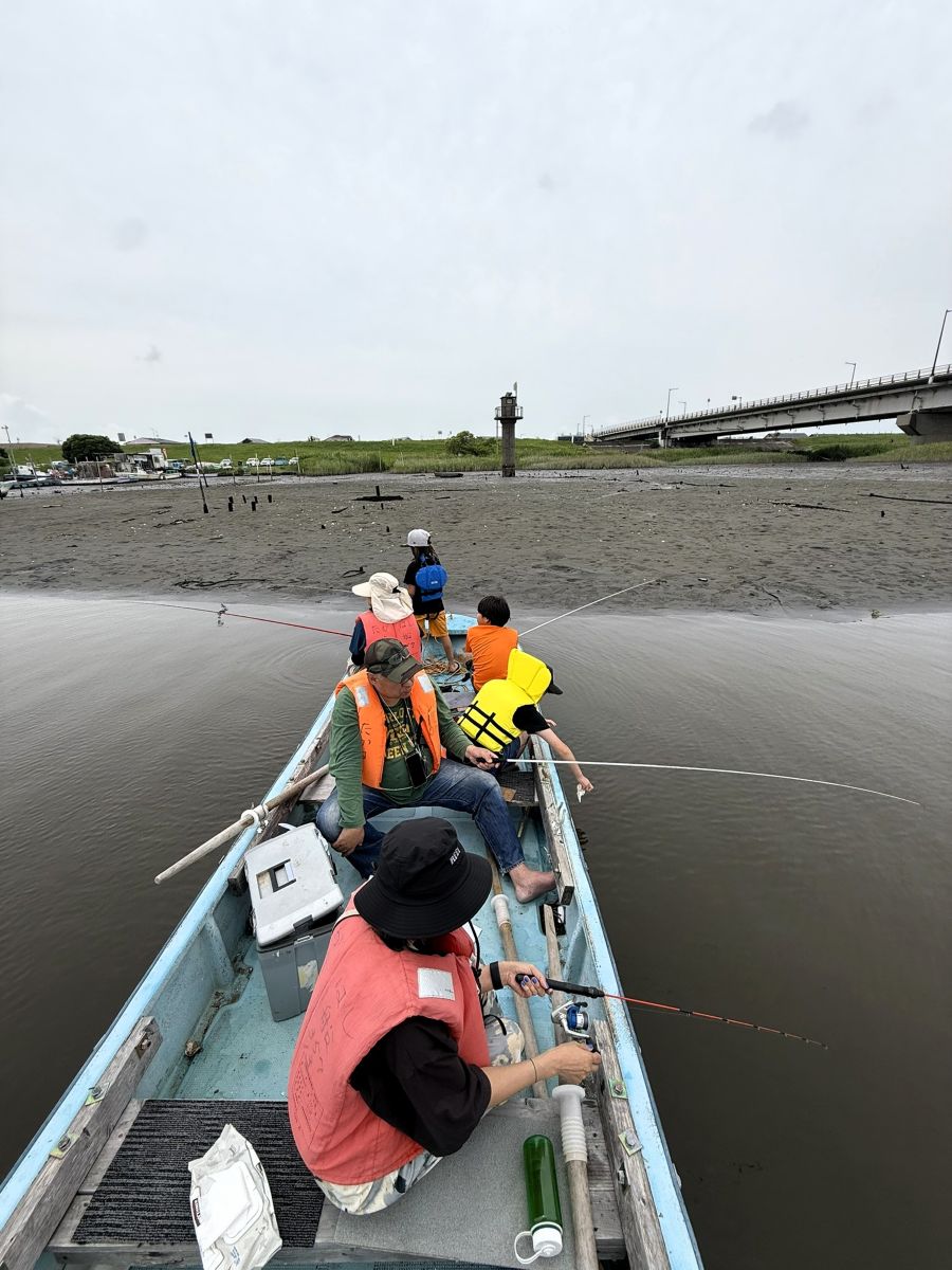 浅瀬にボートを寄せて釣り