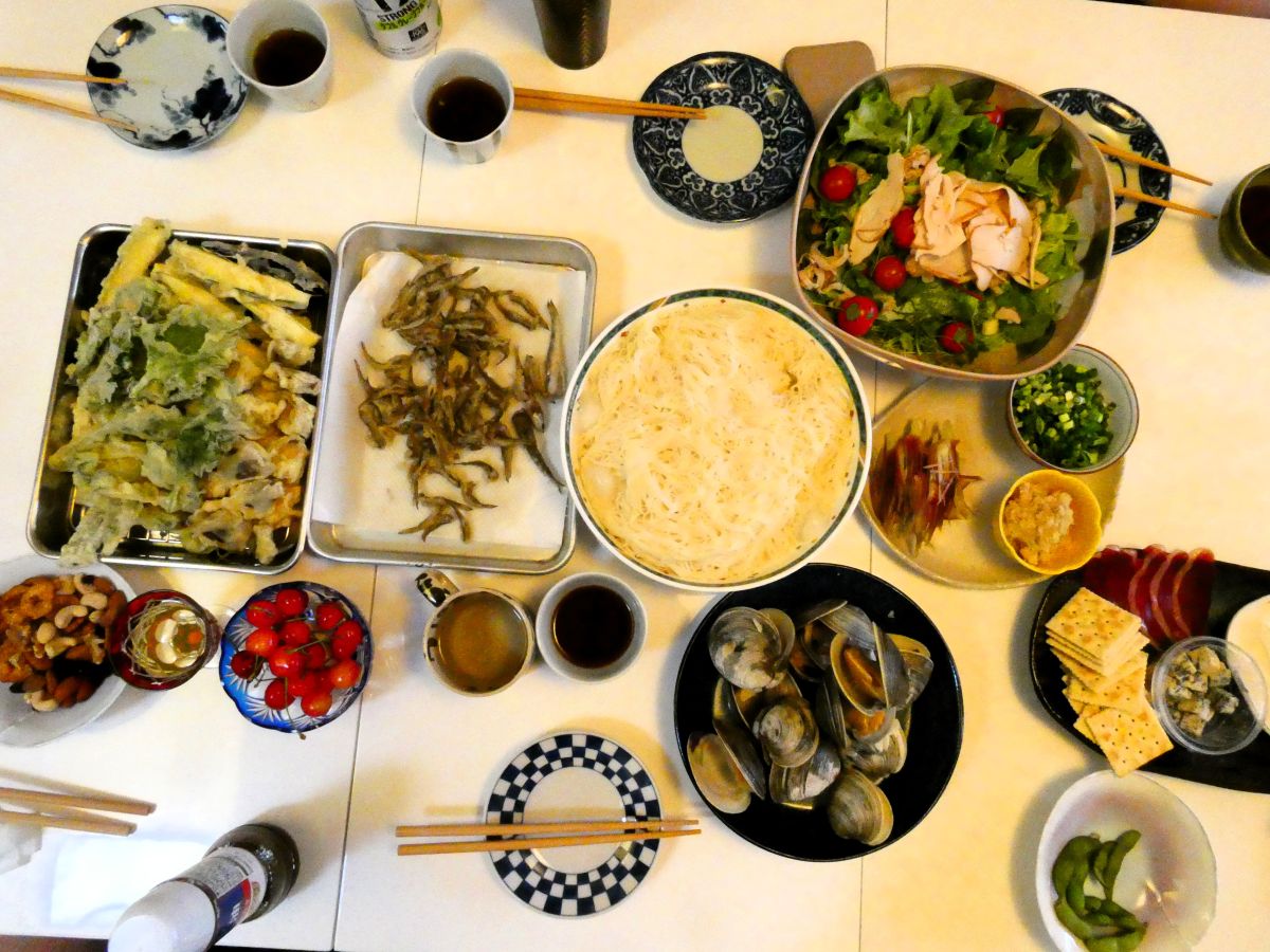 釣りから戻り、みんなで作った料理