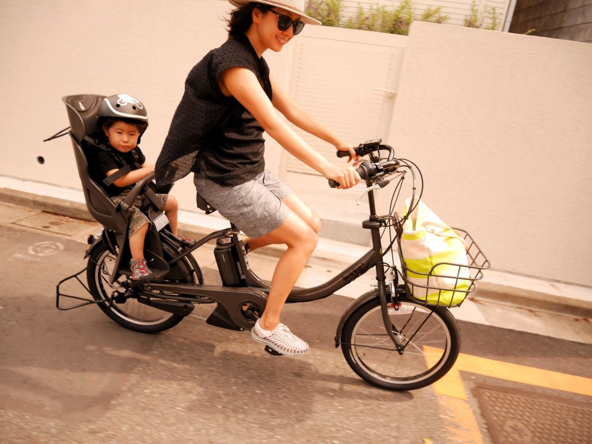子乗せ自転車に乗る筆者