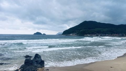 梅雨入り前の肌寒さで「波の気配」を感じて。山口＆島根の日本海でサーフトリップ！