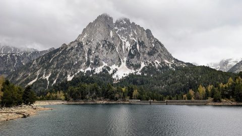 スペイン・ピレネー山脈での「湖畔ハイキング」が、まさかの「極寒ハイキング」に…？
