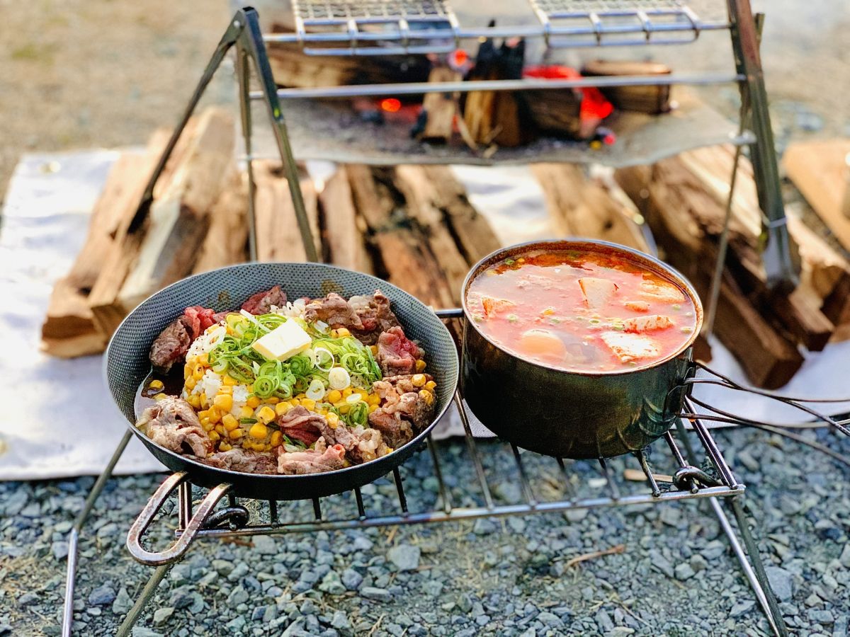 効率の悪さが最高のスパイス！現代人の脳を心地よく呼び覚ますキャンプ飯の魅力
